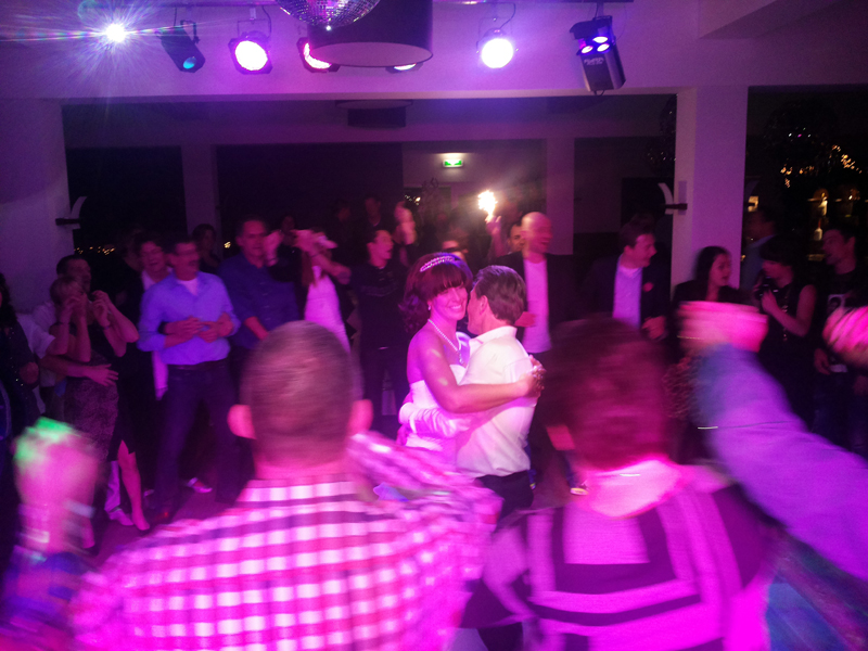 Een feestende menigte op een dansvloer