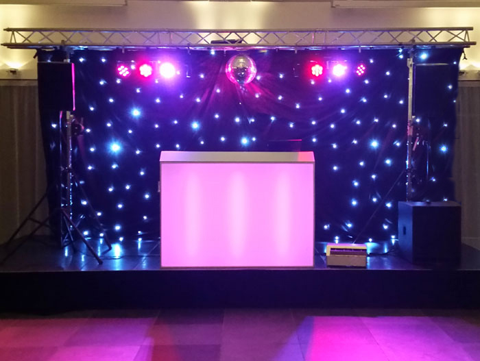 Parren op een truss voor een sterrendoek met een dj-meubel