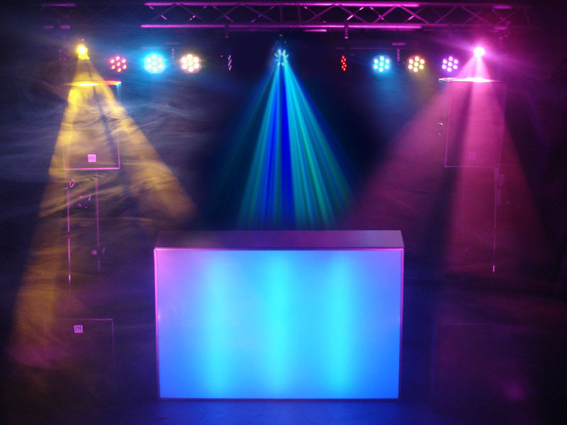 Een drive-in-show met speakers op statieven, truss en dj-meubel