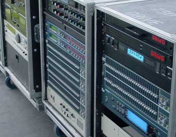 Versterkers en processors in een 19-inch rack