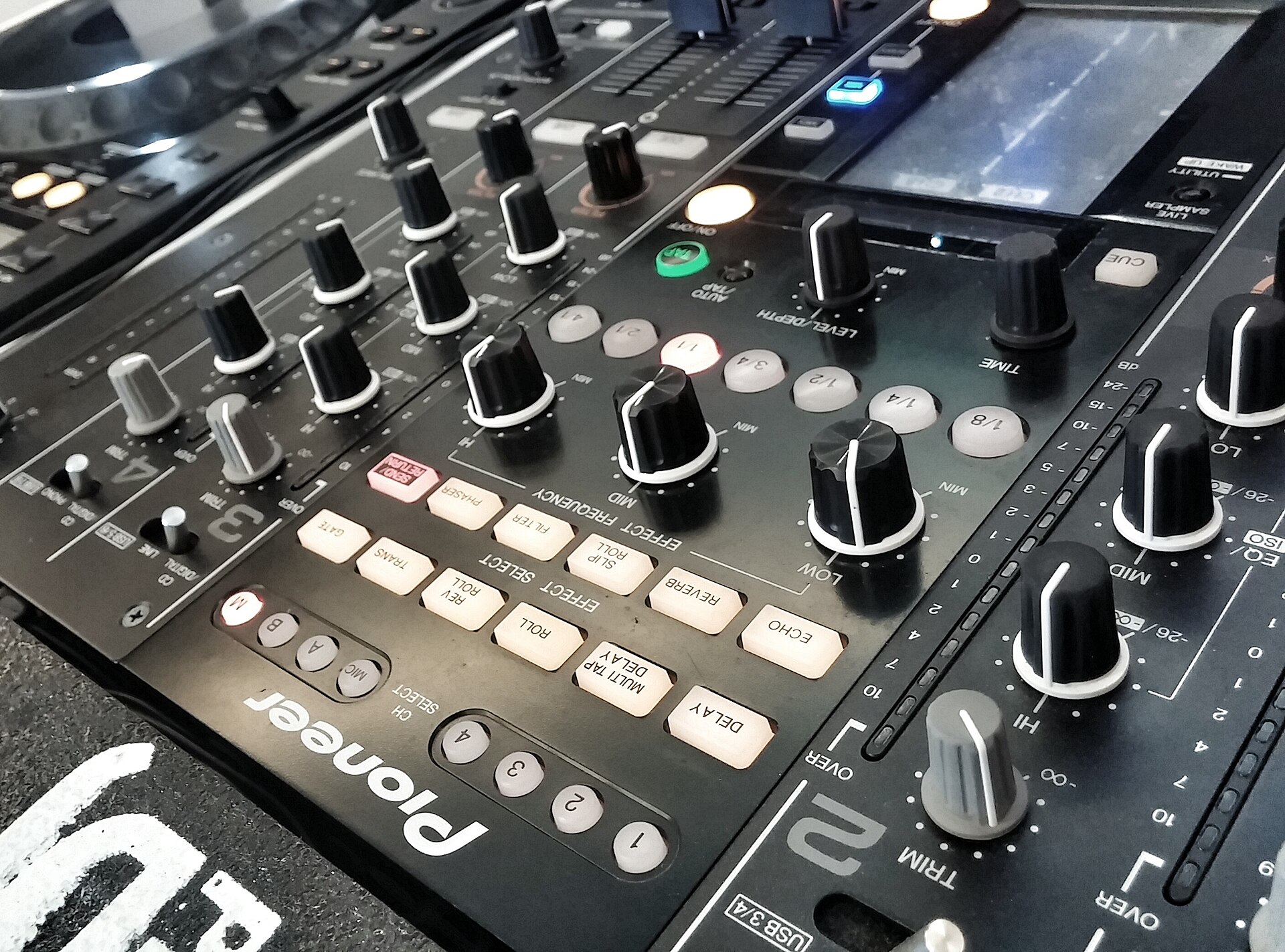 Close-up van de draaiknoppen en knoppen van een Pioneer DJM-2000 Nexus dj-mixer